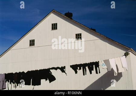 Vêtements fraîchement lavés sécher sur une corde à linge sur une grange Amish, New York, USA Banque D'Images