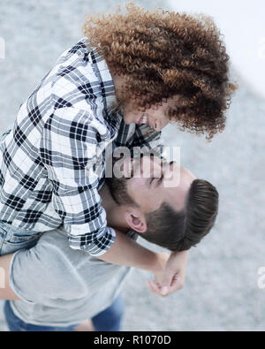 Happy young couple exultant dans nouvel appartement Banque D'Images