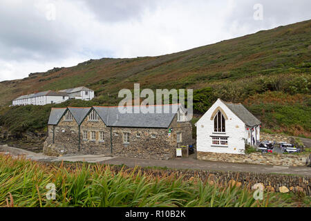 House et église, Boscastle, Cornwall, Angleterre, Grande-Bretagne Banque D'Images