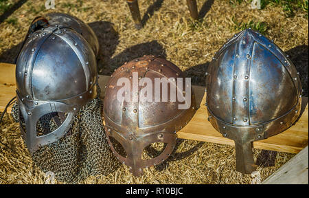 Trois casques avec protection nez comme portés par les chevaliers du Moyen Âge au Moyen Âge. Banque D'Images