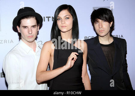 NEW YORK - Le 17 juin : Dj Leigh Lezark, Geordon Nicol et Greg Krelenstein des MisShapes assister à l'art contemporains" Whitney Le Parti et vente aux enchères le 17 juin 2008 à lucarne à New York. (Photo par Steve Mack/S.D. Mack Photos) Banque D'Images