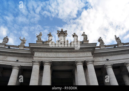 Des statues d'Alexandre VII Pont Max à la place Saint-Pierre, le Vatican (Rome, Italie). Banque D'Images