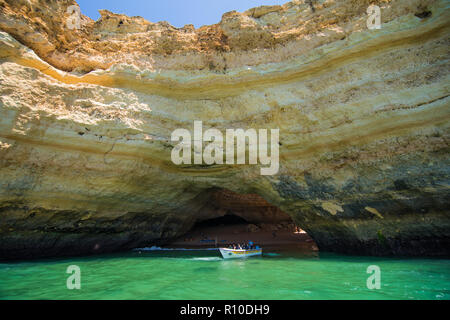 Benagil, Portugal - Juin 2018 : Benagil Excursion en bateau à l'intérieur de la grotte Algar de Benagil, caverne énumérées dans le top 10 des meilleures caves. Côte de l'Algarve près de Lagoa Banque D'Images