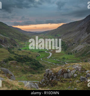 Belle moody image paysage de Nant Francon Valley dans le Snowdonia pendant le coucher du soleil en automne Banque D'Images