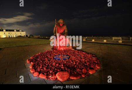 Le Tommy War Memorial sous les étoiles à Seaham, County Durham, avant le week-end commémorations 100 ans depuis la fin de la Première Guerre mondiale. Banque D'Images