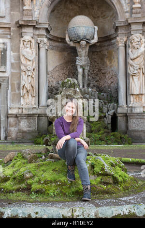 Jeune femme dans la Villa Aldobrandini, Frascati, Italie, en face de la fontaine antique, assis Banque D'Images