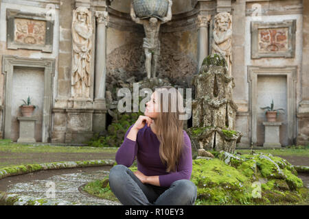 Jeune femme dans la Villa Aldobrandini, Frascati, Italie, en face de la fontaine antique, assis Banque D'Images