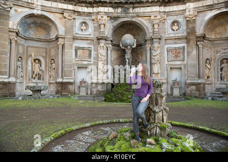 Jeune femme dans la Villa Aldobrandini, Frascati, Italie, en face de la fontaine antique, l'eau potable Banque D'Images