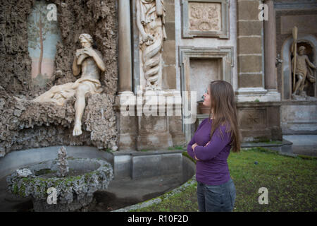 Jeune femme dans la Villa Aldobrandini, Frascati, Italie, en face de la fontaine antique statue. Banque D'Images