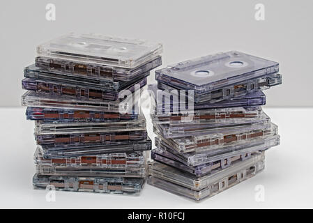 De vieux sale cassettes audio sur le plateau blanc Banque D'Images