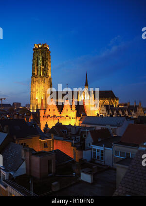 Vue panoramique de la vieille ville illuminée de Malines et le Saint la cathédrale Saint-rombaut en début de soirée, Belgique Banque D'Images