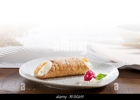 Close up de plaque Cannoli sur table avec nappe blanche, de l'espace pour copier Banque D'Images