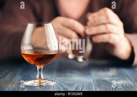 Homme seul boire de l'alcool sur la cuisine, de l'Alcoolisme Toxicomanie Banque D'Images