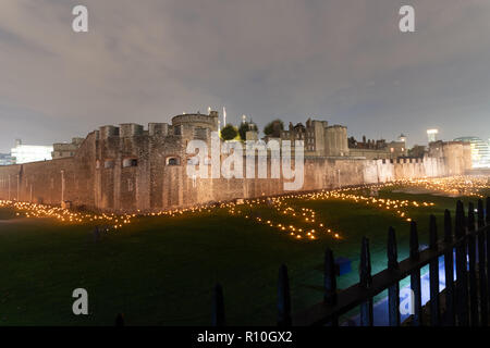 10000 les lumières à la Tour de Londres. Se souvenir des gens qui sont morts dans la Première Guerre Mondiale 2018 est la 100ème année depuis la fin de la guerre. Banque D'Images