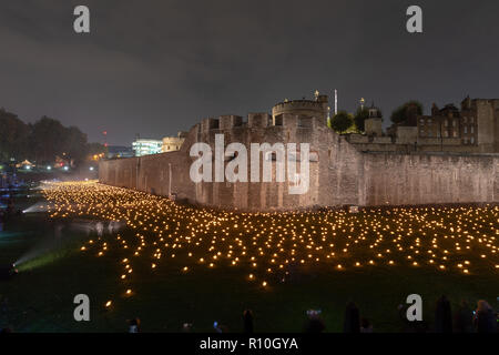 10000 les lumières à la Tour de Londres. Se souvenir des gens qui sont morts dans la Première Guerre Mondiale 2018 est la 100ème année depuis la fin de la guerre. Banque D'Images