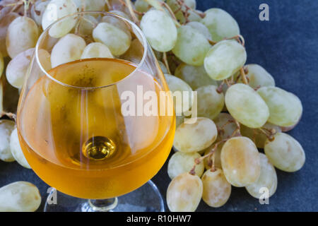 Dans un verre de vin blanc avec des raisins d'automne Banque D'Images