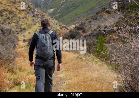 Un homme jouit d'un style de vie sain balade ou randonnée dans les collines d'exercice et de l'aventure Banque D'Images