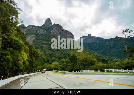 Montagne de Dieu. Les montagnes avec le nom de Dieu. Doigt de Dieu sur la montagne, Teresopolis ville, l'état de Rio de Janeiro, Brésil Amérique du Sud. Espace pour écrire Banque D'Images