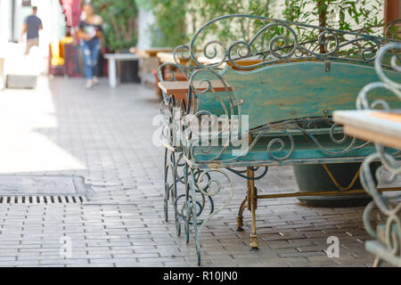 Beau vieux banc dans street cafe Banque D'Images