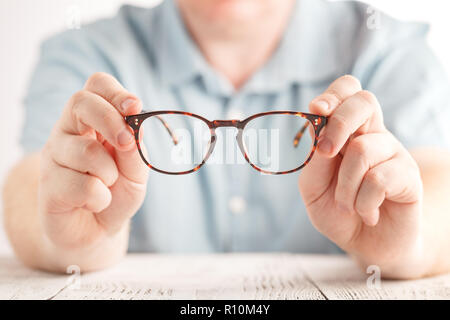 Optométriste donnant de nouvelles lunettes Banque D'Images