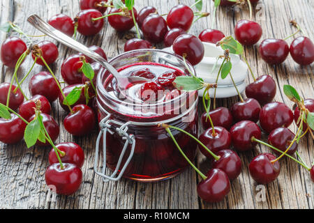 Pots de confiture de cerises maison fraîchement Banque D'Images