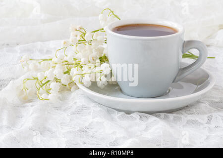 D'espresso et de bouquet de fleurs - muguets Banque D'Images