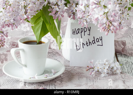 Bon matin remarque, tasse de café et fleurs liliac Banque D'Images