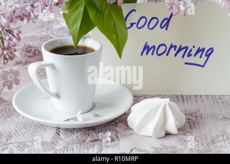 Bon matin remarque, tasse de café et fleurs liliac Banque D'Images