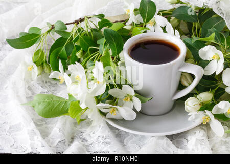 Tasse de café savoureux en très floral au printemps. Plein de blancs et très jolie couleur rose. Éléments de décor romantique Banque D'Images