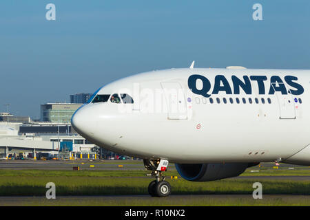 Détail de Sydney Kingsford Smith) (Aéroport de Sydney, en Australie, à l'égard du Terminal International à l'ouest de l'aéroport. Sur la photo : un Airbus A330-202 de Qantas (call sign VH-taxying EBB). Banque D'Images