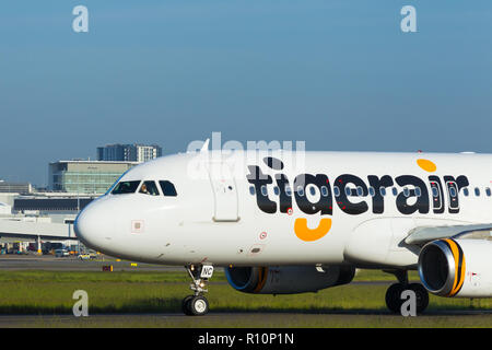 Détail de Sydney Kingsford Smith) (Aéroport de Sydney, en Australie, à l'égard du Terminal International à l'ouest de l'aéroport. Sur la photo : un taxying TigerAir jet. Banque D'Images