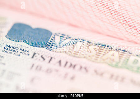 Fragment de visa Schengen dans le passeport, selective focus Banque D'Images