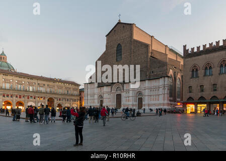 Bologne, Italie - 30 octobre 2018 : vue sur l'église basilique San Petronio à Bologne, en Italie. La Piazza Maggiore, la place principale, la nuit Banque D'Images