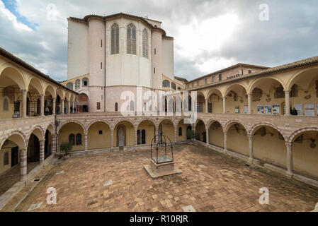 ASSISI, ITALIE - OCTOVER 27, 2018 : cour intérieure dans la Basilique de Saint François d'assise Banque D'Images