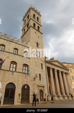 ASSISI, ITALIE - OCTOVER 27, 2018 : tour de la population de la municipalité de square Banque D'Images