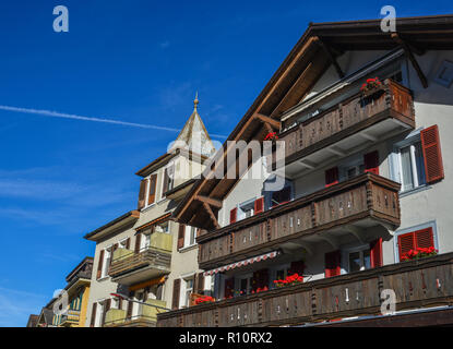 Maisons en bois ancien situé au centre de Grindelwald, canton suisse. Banque D'Images