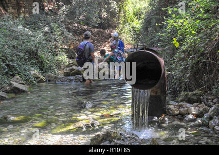 L'eau traitée est retourné à la nature à la réserve naturelle du ruisseau Kziv, Galilée, Israël Banque D'Images