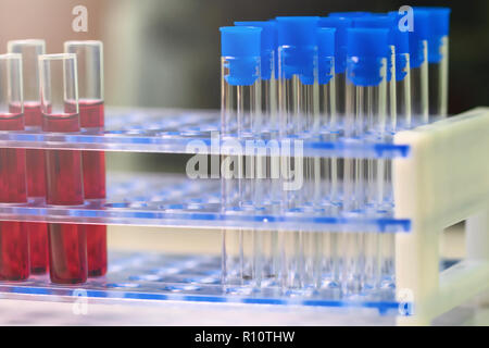Tubes à essai Close up disposés en laboratoire médical. Soins médicaux l'immunité de l'analyse des virus Concept. Banque D'Images