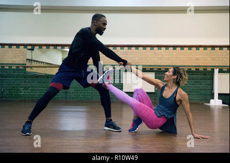 Strictly Come Dancing l'investiture Charles Venn et Karen Clifton pratiquer leur dernière danse de routine, le Charleston, à un studio de danse à Londres. Banque D'Images