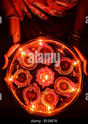 Diyas et lampes colorées sur la nuit de Diwali festival pendant la prière Banque D'Images