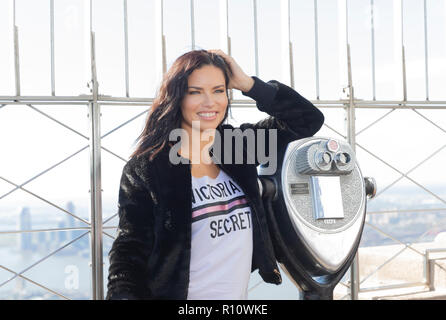 New York, États-Unis. 07Th Nov, 2018. Dans la célébration de l'2018 Victoria's Secret Fashion Show model Adriana Lima participe à l'éclairage de cérémonie de l'Empire State Building. Crédit : Lev Radin/Pacific Press/Alamy Live News Banque D'Images