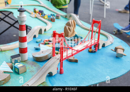 Kid modèle locomotive de chemin de fer et la mise en page avec une station et toute la scène Banque D'Images