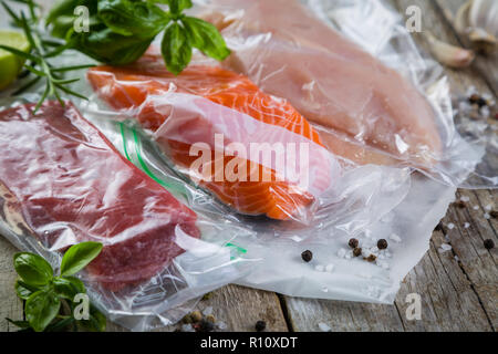 Le boeuf, le poulet et le saumon dans le vide sac en plastique pour la cuisson sous vide Banque D'Images