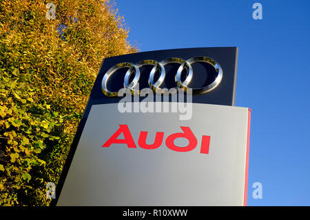 Audi affiche à l'extérieur de concessionnaire, Cambridge, Angleterre Banque D'Images