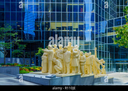 Montréal, Canada - 09 septembre 2018 : vue sur le monument La foule illuminée, à Montréal, Québec, Canada Banque D'Images