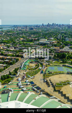 Montréal, Canada - 09 septembre 2018 : Vue aérienne du parc olympique et de la ville, avec les habitants et les visiteurs, à Montréal, Québec, Canada Banque D'Images