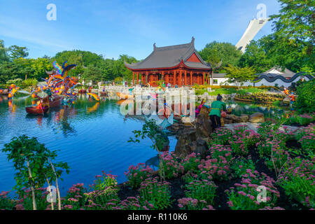 Montréal, Canada - 09 septembre 2018 : statues de style chinois dans le jardin botanique, avec les visiteurs, à Montréal, Québec, Canada Banque D'Images