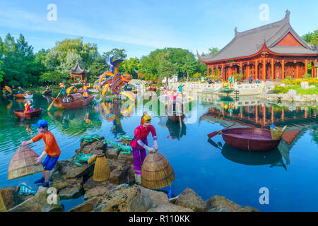 Montréal, Canada - 09 septembre 2018 : statues de style chinois dans le jardin botanique, avec les visiteurs, à Montréal, Québec, Canada Banque D'Images