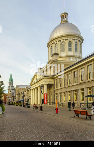 Montréal, Canada - 09 septembre 2018 : vue du coucher de soleil du Marché Bonsecours, avec les habitants et les visiteurs, à Montréal, Québec, Canada Banque D'Images