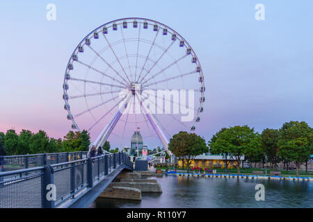 Montréal, Canada - 09 septembre 2018 : le coucher du soleil sur le vieux port, avec le La Grande Roue roue, locaux et les visiteurs, à Montréal, Québec, Canada Banque D'Images